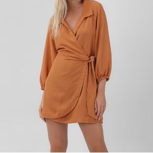 Vestido midi transpassado texturizado marrom